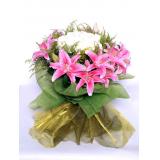 鲜花:粉多头香水百合6枝，单枝包装、草绿色棉纸圆形包装