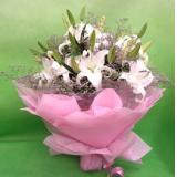 鲜花:99枝粉玫瑰，黄莺、勿忘我外围；粉色纱网外围，圆形包装