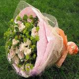 鲜花:粉色玫瑰12枝、白色多头香水百合2支、绿叶丰满，采用小花篮包装，彩色蝴蝶结装饰。