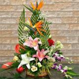 鲜花:多头粉百合3枝,白色玫瑰6枝,绿叶点缀,浅黄色手柔纸扇形包装,红色丝带扎结.（玫瑰可换红色或粉色）