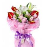 鲜花:99朵红玫瑰、绿叶或小草花间插，内层透明纸+外围卷边纸，多层丝带。