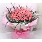 鲜花:红色玫瑰11枝,黄莺配叶,淡紫色卷边纸圆形包装