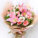 鲜花:粉色玫瑰9朵、粉百合1枝、绿叶适量，皱纹纸圆形包装，丝带束扎