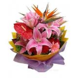 鲜花:33枝粉玫瑰，满天星丰满，白色纱网，粉色蝴蝶结包扎