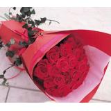 鲜花:33枝黄玫瑰。加粉色勿忘我绿叶陪衬。墨绿色皱纹高档包装纸