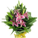 鲜花:16枝各色康乃馨+3枝黄色洲菊+2枝天堂鸟+配草，手提花篮一个