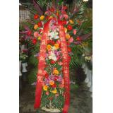 花篮:红玫瑰99枝，满天星点缀，纱网豪华包装