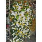 鲜花:99枝粉色玫（或者红色玫瑰），勿忘我，绿叶、配花、配草等，卷边纸包装