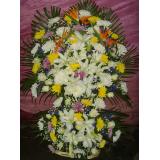 鲜花:12枝粉玫瑰+紫色勿忘我+绿叶+绿色皱纹纸圆形包装+粉色丝带