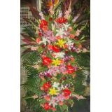 花篮:红玫瑰22枝,外围适量黄莺，白色网纱,粉色丝带束扎