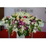 鲜花:大量扶朗花，间插百合，泰国兰，黄菊，绿叶等1.7-1.8米三层花篮一个