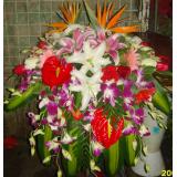 台花:紫色郁金香11枝（季节性鲜花，预定前请先咨询），香水百合2枝，绿叶，满天星点缀；扇形花束