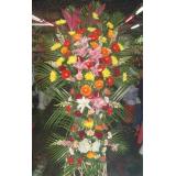 花篮:红玫瑰99枝，满天星绿叶外围，手揉纸加纱网豪华包装（此花需提前预定，并限送各大城市）