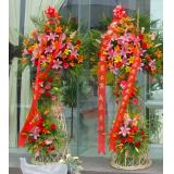 花篮:最中间6朵白玫瑰，外围6朵粉百合，10片绿掌外围在百合边，40枝黄菊花外围在百合边上，黄菊外围双层白百合，白百合外围小太阳花一圈，最外边用白菊花外围一圈，跳舞兰等最外围间插，直径1.2米以上