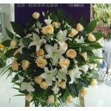 桌花:多头粉百合3枝,白色玫瑰6枝,绿叶点缀,浅黄色手柔纸扇形包装,红色丝带扎结.（玫瑰可换红色或粉色）