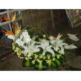 鲜花:粉色玫瑰12枝、白色多头香水百合2支、绿叶丰满，采用小花篮包装，彩色蝴蝶结装饰。