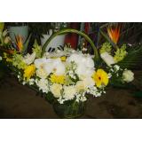 鲜花:粉玫瑰99枝，水晶草，卷边纸经典包装