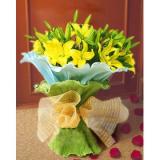 黄百合:香槟玫瑰，黄，白菊花，小太阳花，白色蝴蝶兰，大鸟，金鱼草，手提篮等（此花需提前预定）