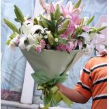 鲜花:多头粉百合3枝,白色玫瑰6枝,绿叶点缀,浅黄色手柔纸扇形包装,红色丝带扎结.（玫瑰可换红色或粉色）