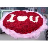 鲜花:红玫瑰22枝,外围适量黄莺，白色网纱,粉色丝带束扎