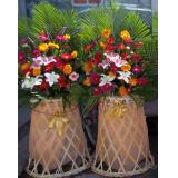 花篮:大量扶朗花，间插百合，泰国兰，黄菊，绿叶等1.7-1.8米三层花篮一个