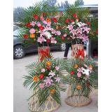 花篮:99支粉玫瑰+黄莺，紫色皱纹纸圆形包装。