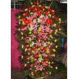 花篮:22支精品白玫瑰,红色皱纹纸包装.