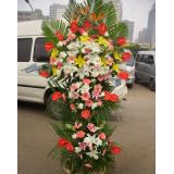 花篮:紫玫瑰57枝，绿叶，小熊1只，手揉纸包装