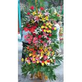 花篮:22支粉玫瑰，绿叶丰满，卷边纸圆形包装，绵纸丝带。