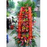 花篮:33枝黄玫瑰。加粉色勿忘我绿叶陪衬。墨绿色皱纹高档包装纸