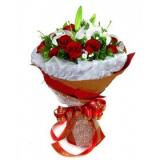 鲜花:粉色玫瑰12枝、白色多头香水百合2支、绿叶丰满，采用小花篮包装，彩色蝴蝶结装饰。