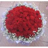 鲜花:22枝白玫瑰外围丰满黄莺。蓝色手柔纸包装，圆形花束，紫色丝带束扎