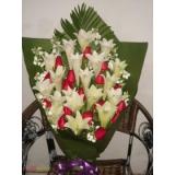 鲜花:紫玫瑰57枝，绿叶，小熊1只，手揉纸包装