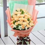 香槟玫瑰:玫瑰礼盒装 9朵红玫瑰9颗巧克力+2只公仔外围满天星绿叶