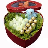 白玫瑰礼盒:白玫瑰、红玫瑰共99枝，配草围衬，组合一对花心。花盒装（此花需提前预定，并限送各大城市）。