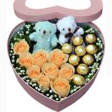 玫瑰礼盒:白玫瑰12枝,绿叶间插，配上花瓶. 