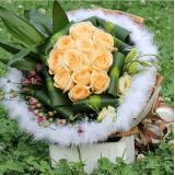 香槟玫瑰:红色玫瑰11枝,黄莺配叶,淡紫色卷边纸圆形包装