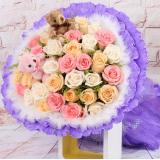 香槟玫瑰:11枝红玫瑰+3枝白色多头香水百合+黄莺点缀，粉色皱纹纸内包装，淡金黄色纱网外包装。