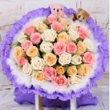 粉玫瑰:玫瑰礼盒装 9朵红玫瑰9颗巧克力+2只公仔外围满天星绿叶