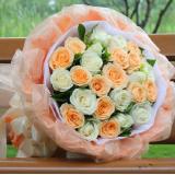 香槟玫瑰:33枝粉玫瑰，满天星丰满，白色纱网，粉色蝴蝶结包扎