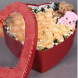 香槟玫瑰:最中间6朵白玫瑰，外围6朵粉百合，10片绿掌外围在百合边，40枝黄菊花外围在百合边上，黄菊外围双层白百合，白百合外围小太阳花一圈，最外边用白菊花外围一圈，跳舞兰等最外围间插，直径1.2米以上