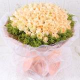 香槟玫瑰:19支彩玫瑰，绿叶托底。手揉纸多层单面包装，淡粉色丝带束扎（此花需提前预定，并限全国各主要城市）